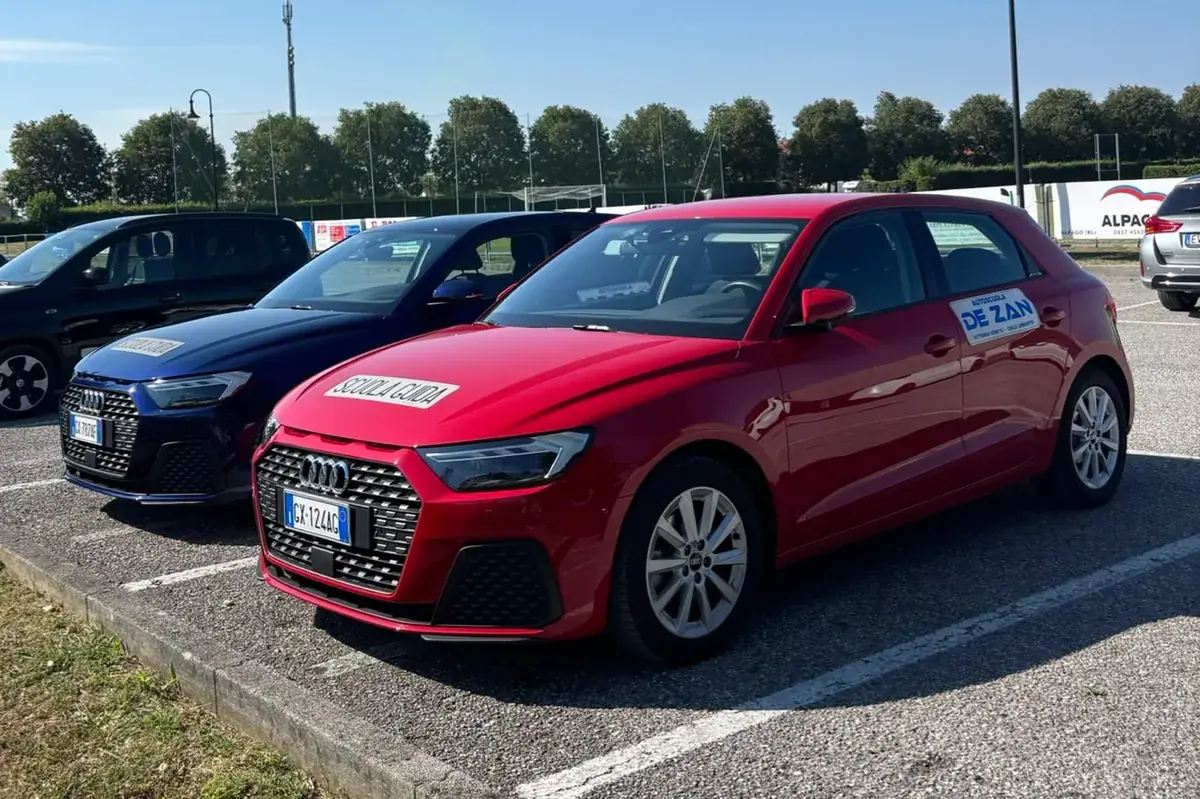 Le due Audi A1 della flotta Autoscuola De Zan, rossa e blu